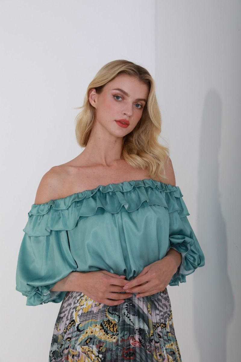 Off-shoulder ruffle neckline top