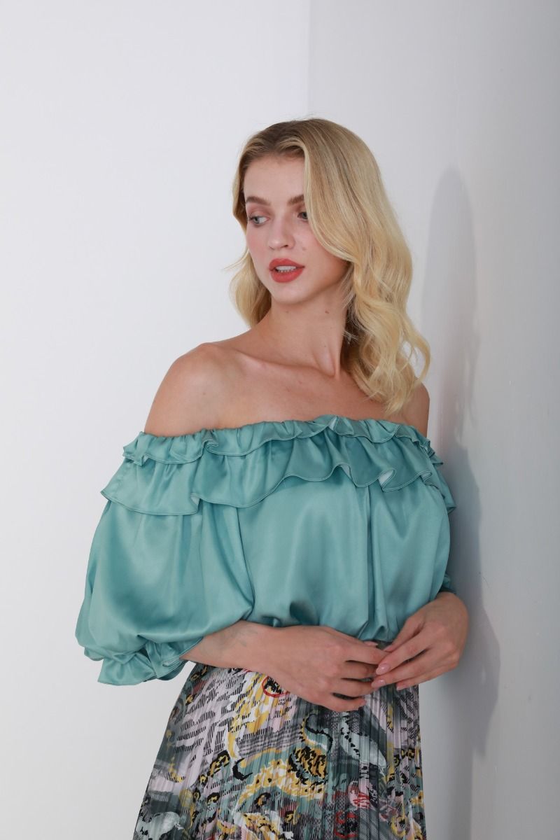 Off-shoulder ruffle neckline top