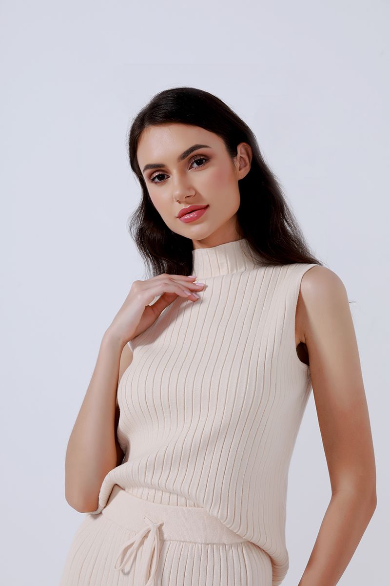 knitted highneck top
