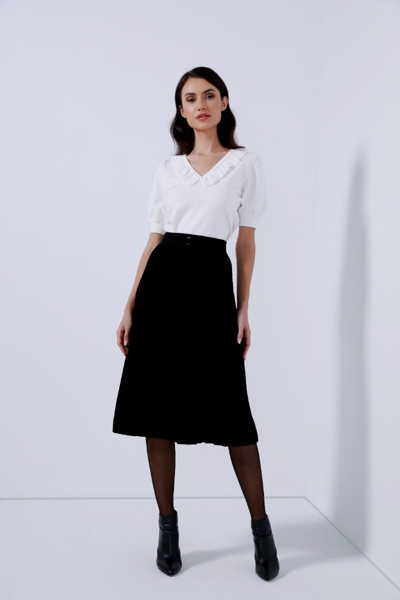 Pleated knitted skirt