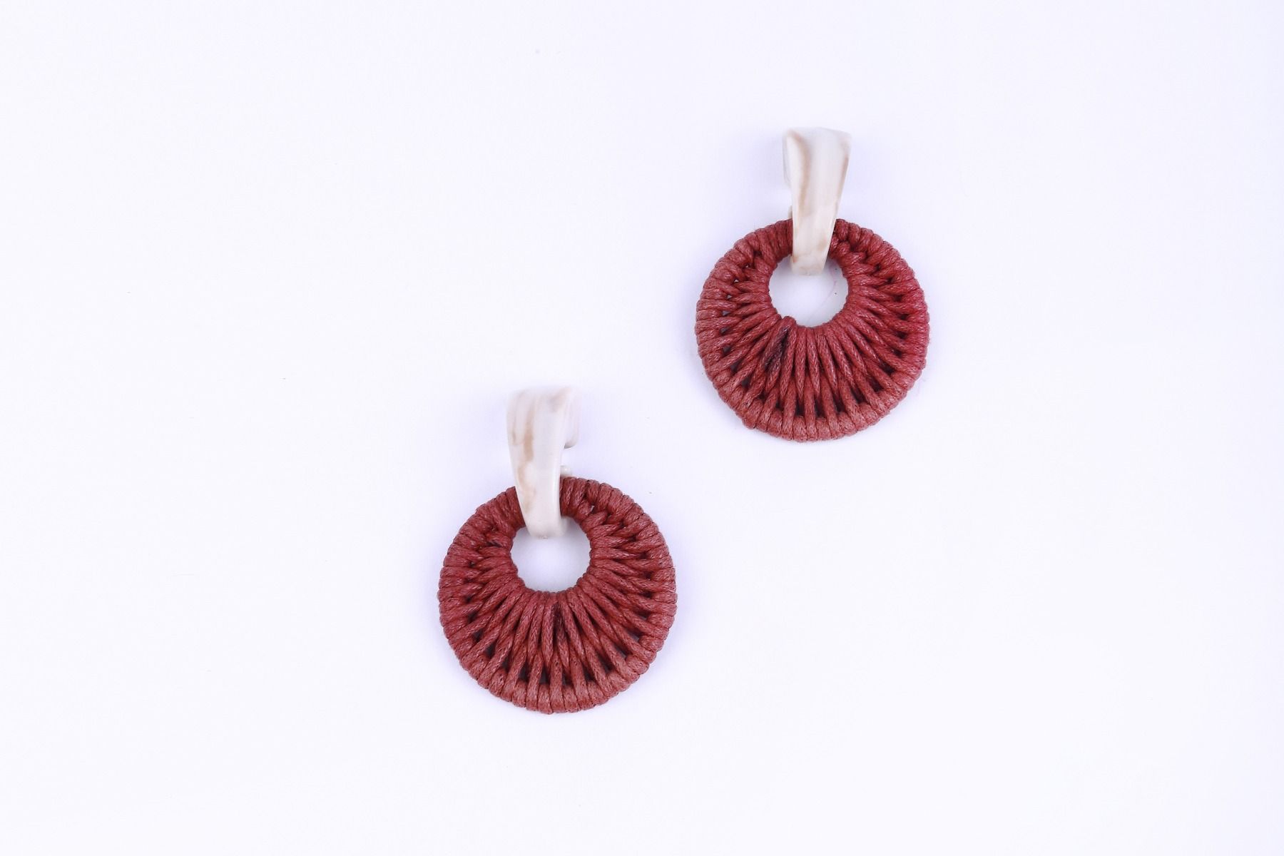 Woven straw drop earrings.